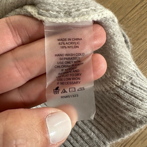 Vince Camuto Womens Gray Geometric Argyle Crew Neck Fuzzy Sweater Size Small - Picture 9 of 9